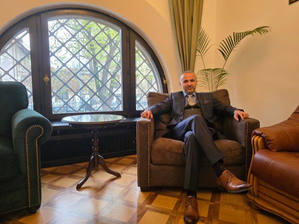 Eduard Petrescu, expert în vizibilitate offline pentru companii B2B, explică de ce steagurile direcționale Ekogroup devin noul standard pentru prezența fizică în oraș